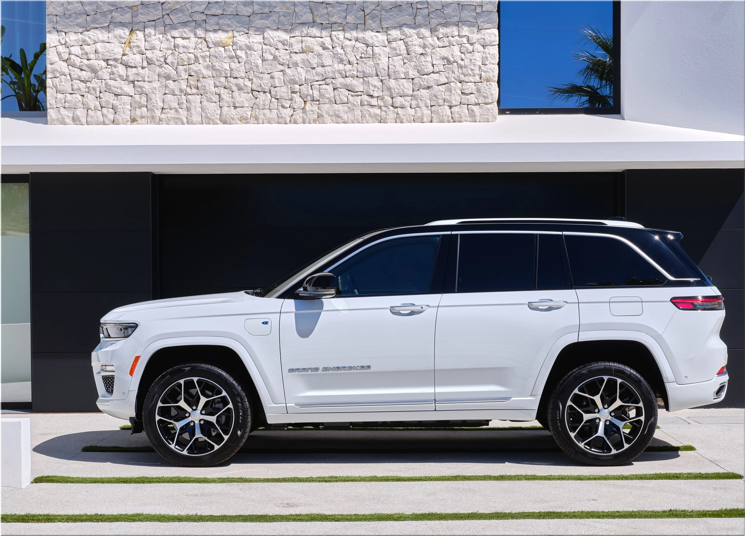 The Jeep Grand Cherokee: A Midsize SUV that Keeps Evolving and ...